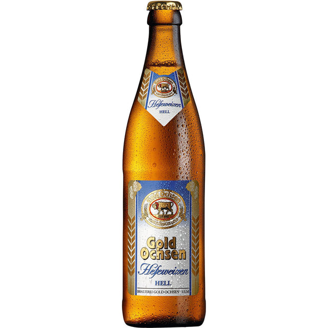 Ein gekühltes Gold Ochsen Hefeweizen Hell 20x 0,5 Liter (MEHRWEG) Flasche mit blau-goldenem Etikett, gebraut von Gold Ochsen mit Tettnanger Aromahopfen für ein erfrischendes Weizenbier-Erlebnis.