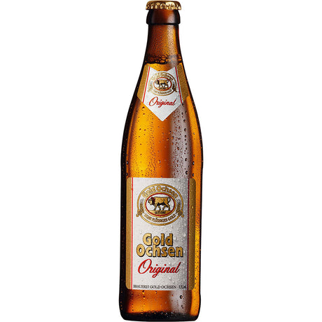 Eine gekühlte Gold Ochsen Original 20x 0,5 Liter (MEHRWEG) Flasche mit sichtbarem Kondenswasser und dem Gold Ochsen Etikett steht vor einem weißen Hintergrund.