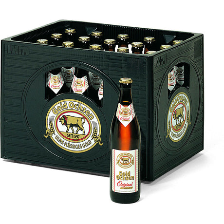 Eine Kiste Gold Ochsen Original Alkoholfrei 20x0,5L (MEHRWEG) Flaschen von Gold Ochsen wird ausgestellt, mit einer alkoholfreien Bierflasche davor.