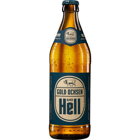 Eine braune Flasche Gold Ochsen Ulmer Hell 20x 0,5 Liter (MEHRWEG) von Gold Ochsen, ein süddeutsches Helles mit blau-beigem Etikett, steht auf weißem Grund - traditionell gebraut für authentischen Geschmack.