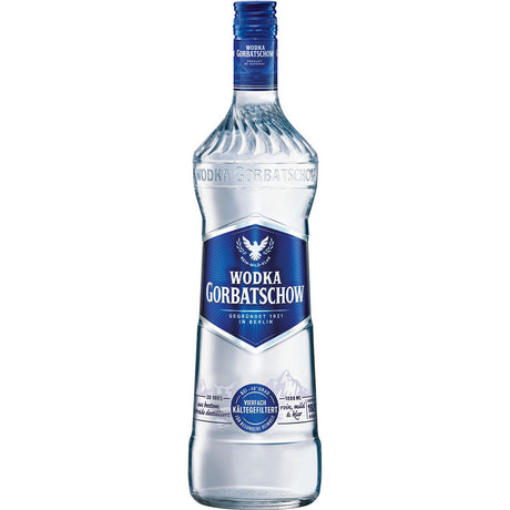 Eine 1-Liter-Klarglasflasche Wodka Gorbatschow 37,5% mit blau-silbernem Etikett und Verschluss, ideal für Fans von authentischem deutschen Wodka oder für alle, die Wodka Gorbatschow kaufen möchten.