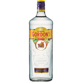 Eine 1-Liter-Flasche Gordon's Dry Gin 37,5 % von Gordon's Gin mit klassischen Wacholder-Noten und einem gelb-violetten Etikett wird vor einem weißen Hintergrund präsentiert.