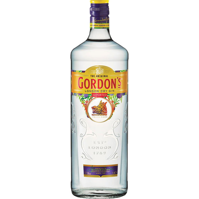 Eine 1-Liter-Flasche Gordon's Dry Gin 37,5 % von Gordon's Gin mit klassischen Wacholder-Noten und einem gelb-violetten Etikett wird vor einem weißen Hintergrund präsentiert.