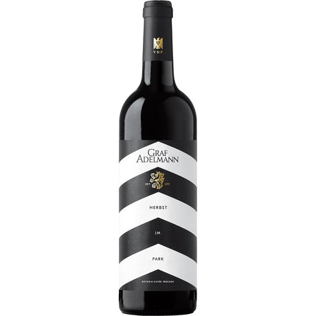 Eine Flasche Graf Adelmann Herbst im Park Rotwein Cuvée 2018 aus Württemberg, mit einem schwarz-weiß gestreiften Etikett.