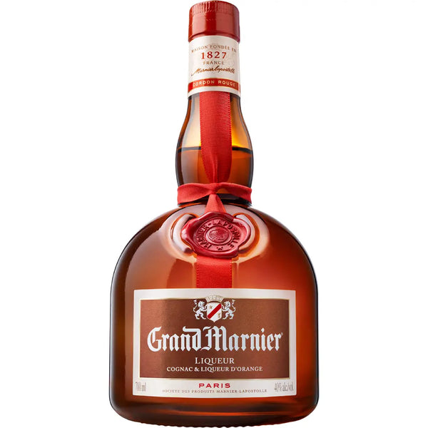 Eine 0,7-Liter-Flasche Grand Marnier Cordon Rouge (40 %), der berühmte französische Likör aus feinstem Cognac und Bitterorange von Grand Marnier, mit rotem Wachssiegel und edlem braun-goldenem Etikett.