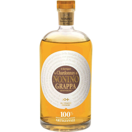 Eine Flasche Grappa Nonino Lo Chardonnay Monovitigno 41% 0,7L von Nonino Distillatori mit einer goldenen Flüssigkeit und einem runden Etikett auf weißem Hintergrund.