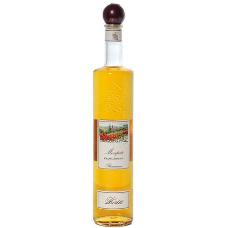Elegante hohe Flasche des goldenen Grappa Monpra Barrique 40% (0,7L) von Berta Distillerie, mit rundem Verschluss und einem malerischen Weinberg-Etikett.