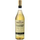 Eine 1-Liter-Flasche Nardini Grappa Nardini Riserva 50%, ein italienischer Grappa mit einem goldenen Verschluss und einem cremefarbenen Etikett mit schwarzer Schrift und einer Gebäudeillustration verziert.