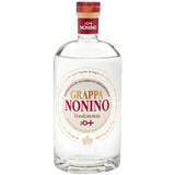 Eine klare 0,7-Liter-Flasche Grappa Nonino Vendemmia Bianca 40% von Nonino Distillatori, mit rotem Verschluss und gold-weiß-rotem Etikett - ein eleganter italienischer Digestif.