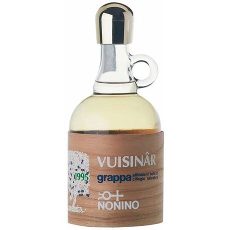 Der Grappa Nonino Vuisinar 41% (0,7L) von Nonino Distillatori zeichnet sich durch ein Holzetikett und eine klare Flüssigkeit aus; er ist im Wildkirschfass gereift und hat einen außergewöhnlichen Charakter.