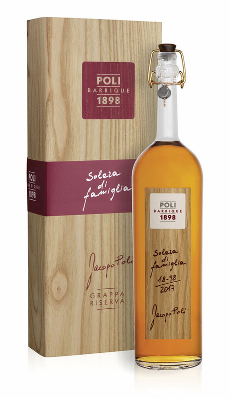 Eine 0,7-Liter-Flasche Jacopo Poli Grappa Poli Barrique Solera di Famiglia 55%, in einer hölzernen Geschenkbox mit handgeschriebenen Etiketten - ein ideales Sammlerstück.