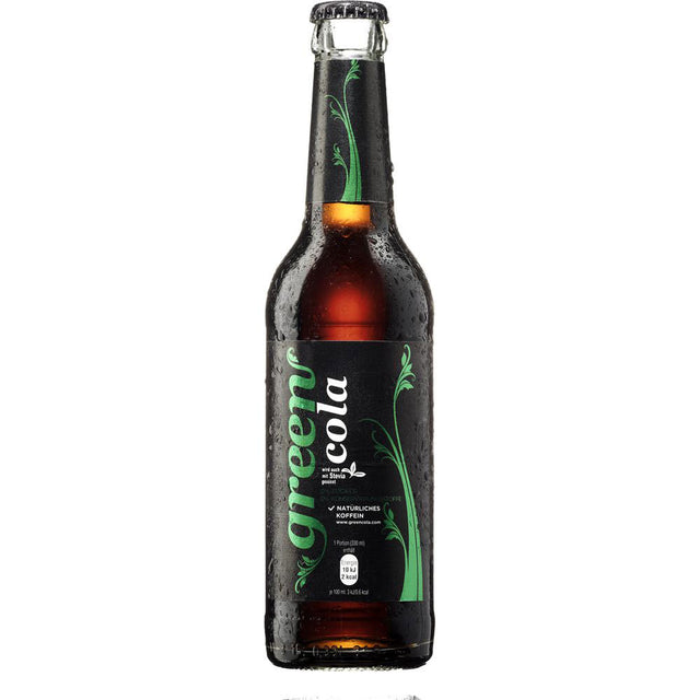 Eine 0,33-Liter-Glasflasche mit grüner Cola (MEHRWEG) von green cola, mit einem schwarz-grünen Etikett und bedeckt mit Kondenswasser.