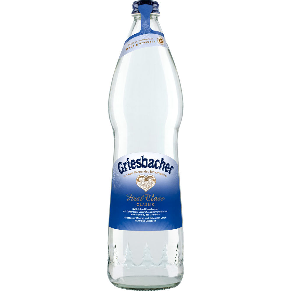 Griesbacher Mineralwasser First Class Classic, in der Klarglasflasche mit blauem Etikett und Verschluss, aus dem Schwarzwald bezogen. Erhältlich als Griesbacher First Class Mineralwasser Classic 12x 0,75L (MEHRWEG), geschätzt für seinen erfrischenden Geschmack und das Hydrogencarbonat.