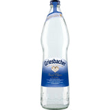 Griesbacher Mineralwasser First Class Classic, in der Klarglasflasche mit blauem Etikett und Verschluss, aus dem Schwarzwald bezogen. Erhältlich als Griesbacher First Class Mineralwasser Classic 12x 0,75L (MEHRWEG), geschätzt für seinen erfrischenden Geschmack und das Hydrogencarbonat.