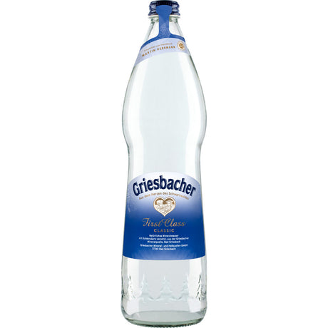 Griesbacher Mineralwasser First Class Classic, in der Klarglasflasche mit blauem Etikett und Verschluss, aus dem Schwarzwald bezogen. Erhältlich als Griesbacher First Class Mineralwasser Classic 12x 0,75L (MEHRWEG), geschätzt für seinen erfrischenden Geschmack und das Hydrogencarbonat.