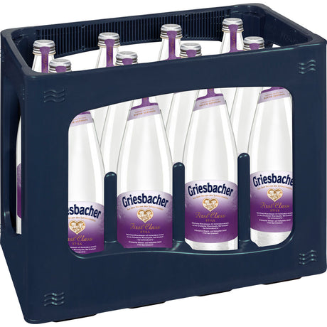 Eine Kiste Griesbacher Mineralwasser First Class Still, 12 wiederverwendbare 0,75-Liter-Flaschen, aus dem Schwarzwald stammend und natürlich reich an Hydrogencarbonat.