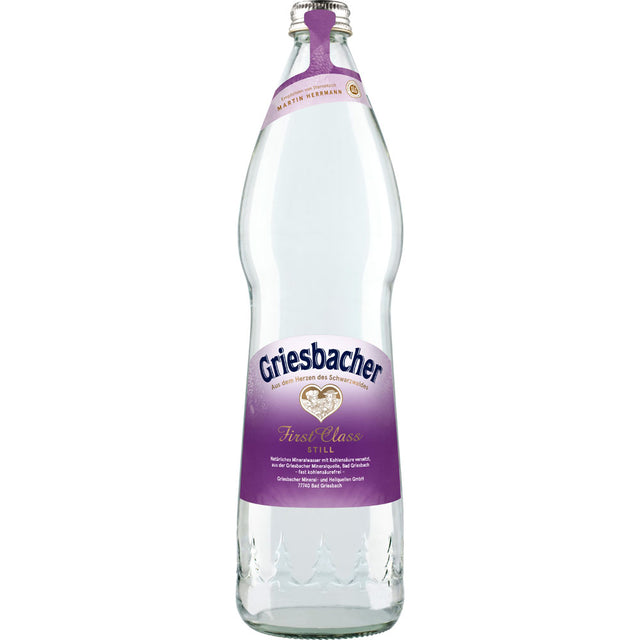 Eine 0,75-Liter-Glasflasche Griesbacher First Class Mineralwasser Still mit violettem Etikett und Verschluss, aus dem Schwarzwald stammend und reich an Hydrogencarbonat. Erhältlich in einem 12er-Pack (MEHRWEG).
