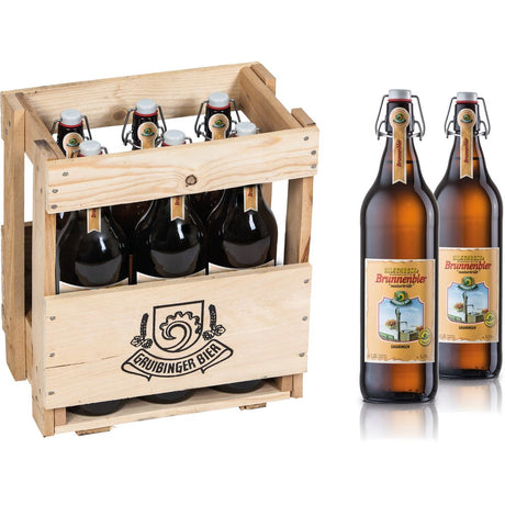 Holzkiste mit sechs 1-Liter-Flaschen Gruibinger Brunnenbier (MEHRWEG), daneben zwei passende Flaschen. Das Display unterstreicht das Engagement von Gruibinger für das Kellerbier und die schwäbische Brautradition.