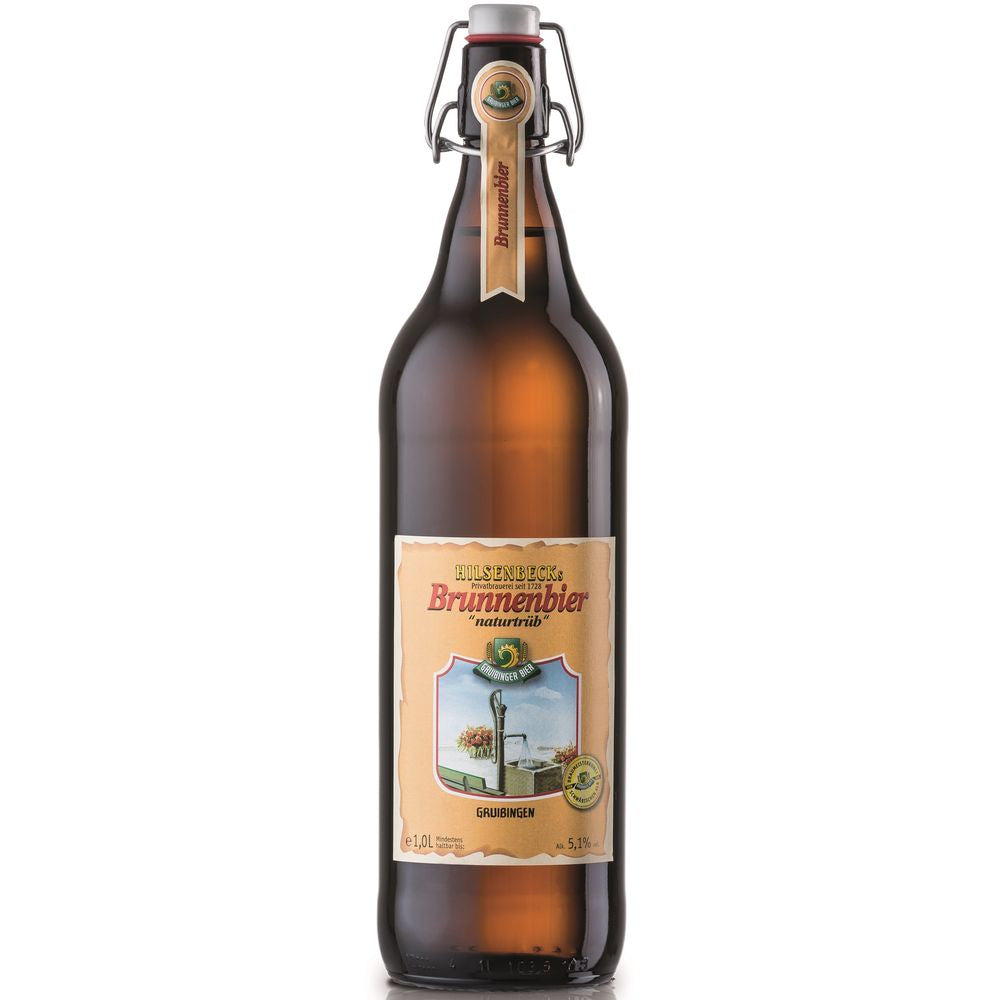 Die Gruibinger Brunnenbier 6x 1 Liter (MEHRWEG) Bierflaschen zeichnen sich durch klassischen Kellerbiergeschmack, schwäbische Brautradition und ein Etikett mit einer Brunnenillustration der Marke Gruibinger aus.