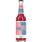 Eine 0,33-Liter-Flasche GUA Guave-Holunder-Minze Limo BIO & VEGAN mit blauem und rosa Etikett, mit weißer Guave, Holunderblüten und Minze. Die Packung enthält 24 Flaschen.