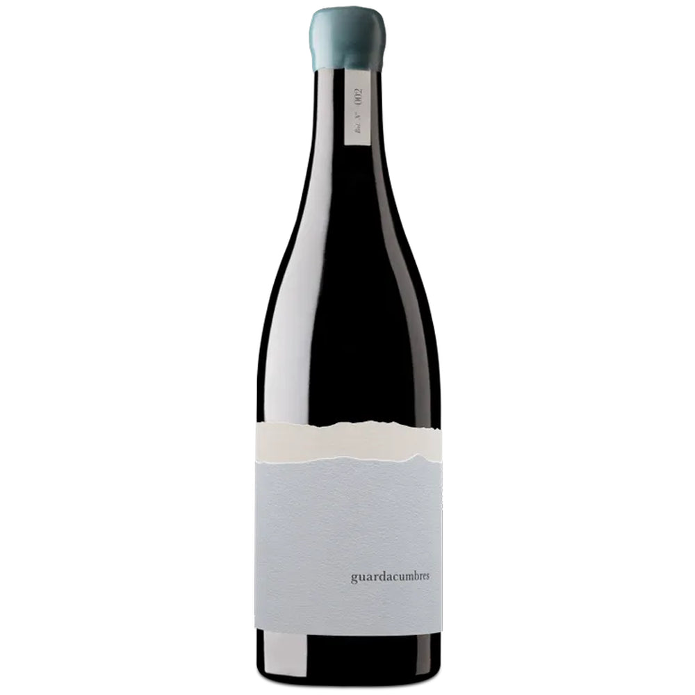 Eine Weinflasche, verziert mit einem hellblauen Wachssiegel und einem minimalistischen grau-weißen Etikett mit der Aufschrift „guardacumbres“, verrät ihre Identität: Guardacumbres Tinto Rioja DOCa 2022 von Bodegas Finca La Emperatriz. Dieser aus Tempranillo-, Garnacha- und Graciano-Trauben gekelterte Wein aus der Rioja Alta vereint Eleganz mit einem unverwechselbaren Charakter.