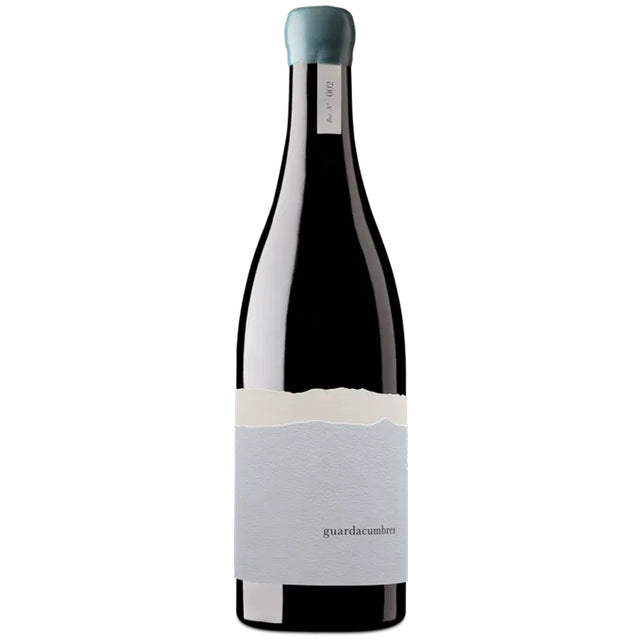 Eine Weinflasche, verziert mit einem hellblauen Wachssiegel und einem minimalistischen grau-weißen Etikett mit der Aufschrift „guardacumbres“, verrät ihre Identität: Guardacumbres Tinto Rioja DOCa 2022 von Bodegas Finca La Emperatriz. Dieser aus Tempranillo-, Garnacha- und Graciano-Trauben gekelterte Wein aus der Rioja Alta vereint Eleganz mit einem unverwechselbaren Charakter.