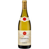 Eine Flasche E. Guigal Condrieu AOC 2019 von E. Guigal, verziert mit einem cremefarbenen und goldenen Etikett, wird elegant vor einem weißen Hintergrund präsentiert.