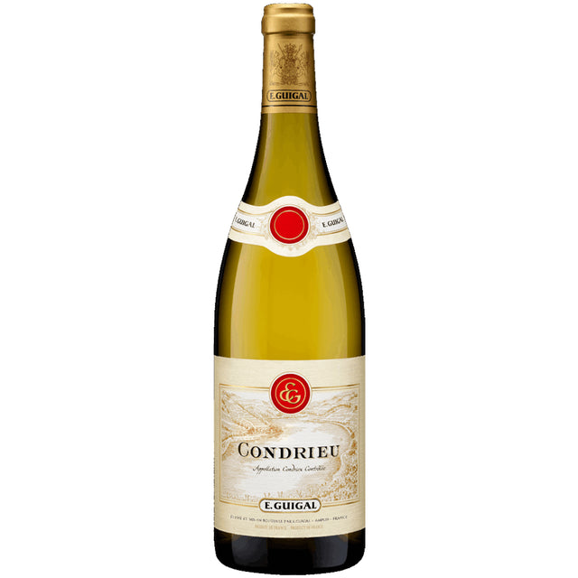 Eine Flasche E. Guigal Condrieu AOC 2019 von E. Guigal, verziert mit einem cremefarbenen und goldenen Etikett, wird elegant vor einem weißen Hintergrund präsentiert.
