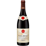 Eine Flasche E. Guigal Côte-Rôtie Brune & Blonde de Guigal AOC 2021 Rotwein, der von E. Guigal überwiegend aus Syrah-Trauben gekeltert wurde und ein cremefarbenes und rotes Etikett auf weißem Hintergrund aufweist.