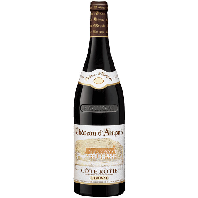 Eine Flasche E. Guigal Côte-Rôtie Château D’Ampuis AOC 2019, ein erlesener Rotwein aus ausgewählten Syrah-Trauben, verziert mit einem kunstvollen Etikett und edler Goldfolie am Flaschenhals.