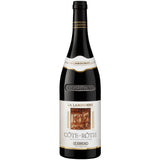 Der E. Guigal Côte-Rôtie La Landonne AOC 2021, ein erlesener Syrah-Rotwein mit weißem Etikett und goldenen Akzenten, verkörpert vor einem schlichten Hintergrund den charakteristischen Stil der nördlichen Rhône.