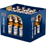 Blaue Kiste mit 20 aufrecht stehenden Hacker-Pschorr Hefe Weiße Bügel 0,5L Flaschen (Mehrweg), die alle durch die Öffnungen gut sichtbar sind und dieses klassische Hacker-Pschorr Weißbier hervorheben.