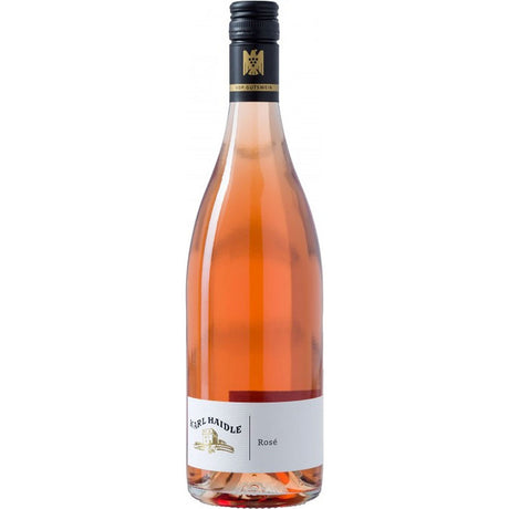 Eine Flasche Karl Haidle Rosé trocken VDP Gutswein 2024 mit schwarzem Schraubverschluss und weißem Etikett steht auf einem schlichten weißen Hintergrund und unterstreicht die handwerkliche Qualität und den regionalen Charakter von Karl Haidle.