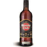 Eine 0,7-Liter-Flasche Havana Club Anejo 7 Jahre Rum (40%) mit einem auffälligen schwarz-goldenen Etikett auf weißem Hintergrund.