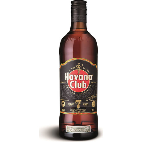 Eine 0,7-Liter-Flasche Havana Club Anejo 7 Jahre Rum (40%) mit einem auffälligen schwarz-goldenen Etikett auf weißem Hintergrund.
