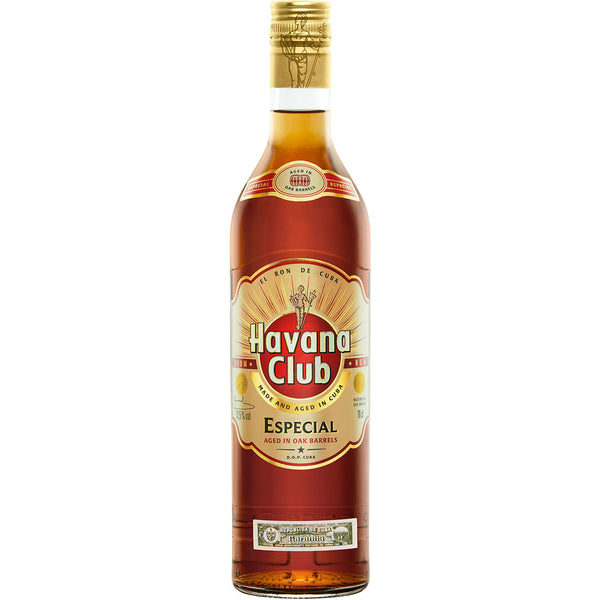 Eine 0,7-Liter-Flasche Havana Club Anejo Especial Rum (37,5 %), ein berühmter kubanischer Rum, der in Eichenfässern gereift ist, um die Geschmeidigkeit zu erhöhen, mit goldenen und roten Akzenten.