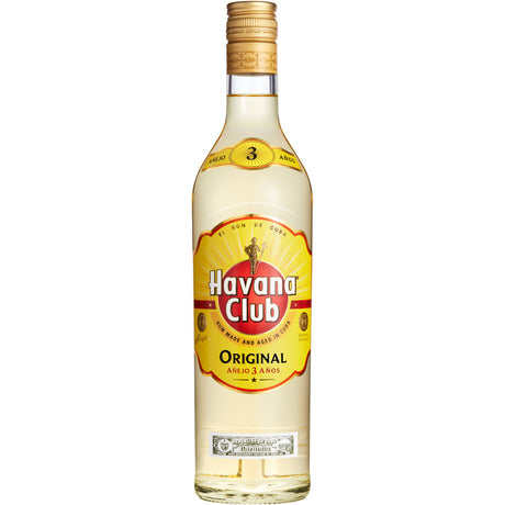 Eine 0,7-Liter-Flasche Havana Club Anejo 3 Jahre Rum (37,5%) mit einem gelb-roten Etikett, das diesen klassischen kubanischen weißen Rum hervorhebt.