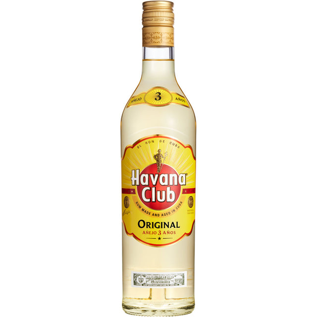 Eine 0,7-Liter-Flasche Havana Club Anejo 3 Jahre Rum (37,5%) mit einem gelb-roten Etikett, das diesen klassischen kubanischen weißen Rum hervorhebt.