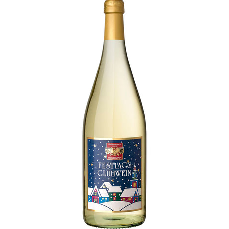 Eine 1L Flasche der Genossenschaftskellerei Heilbronn Glühwein Weiß mit einem festlichen Etikett mit verschneiten Häusern und einer sternenklaren Nacht. Erhältlich in einer 12x 1L (Mehrweg) Packung der Genossenschaftskellerei Heilbronn.