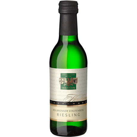 Eine grüne Glasflasche der Genossenschaftskellerei Heilbronn Riesling 2023 0,25 Liter mit einem cremefarbenen Etikett und schwarzem Verschluss, ein deutscher Weißwein der Marke Genossenschaftskellerei Heilbronn.