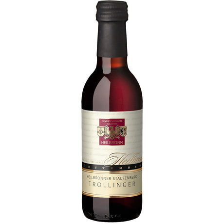 Eine 0,25L Flasche der Genossenschaftskellerei Heilbronn Trollinger halbtrocken 2022 Rotwein mit einem cremefarbenen Etikett und schwarzem Verschluss.