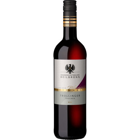 Eine Flasche Genossenschaftskellerei Heilbronn Trollinger QbA trocken 2023, ein trockener württembergischer Rotwein, mit schwarzem Verschluss und einem eleganten weiß-goldenen Etikett.