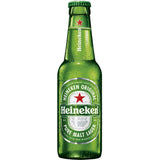 Eine grüne Heineken-Flasche aus der 28x0,25L MEHRWEG Pilsener Pure Malt Lager Packung, dargestellt mit Kondenswasser auf weißem Hintergrund.