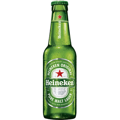 Eine grüne Heineken-Flasche aus der 28x0,25L MEHRWEG Pilsener Pure Malt Lager Packung, dargestellt mit Kondenswasser auf weißem Hintergrund.