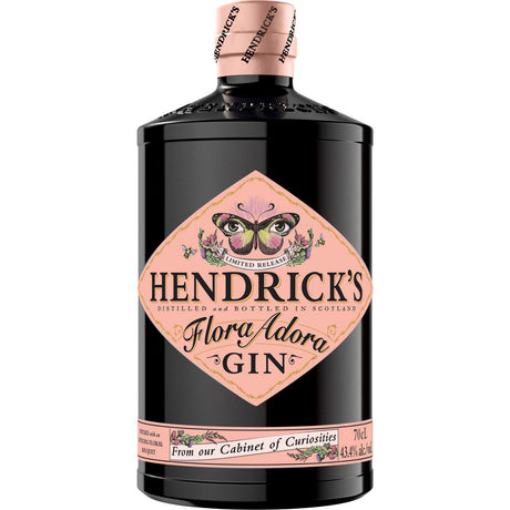 Hendrick's Flora Adora Gin 43,4% 0,7 Liter von Hendrick's Gin kommt in einer limitierten Auflage in einer rosafarbenen Flasche mit Schmetterlings- und Blumenmotiven, die den ausgeprägten floralen Charakter dieses einzigartigen Gins widerspiegeln.