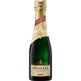 Eine 0,2-Liter-Flasche Henkell Trocken aus der Henkell Sektkellerei, mit Goldfolienverschluss und cremefarbenem Etikett.