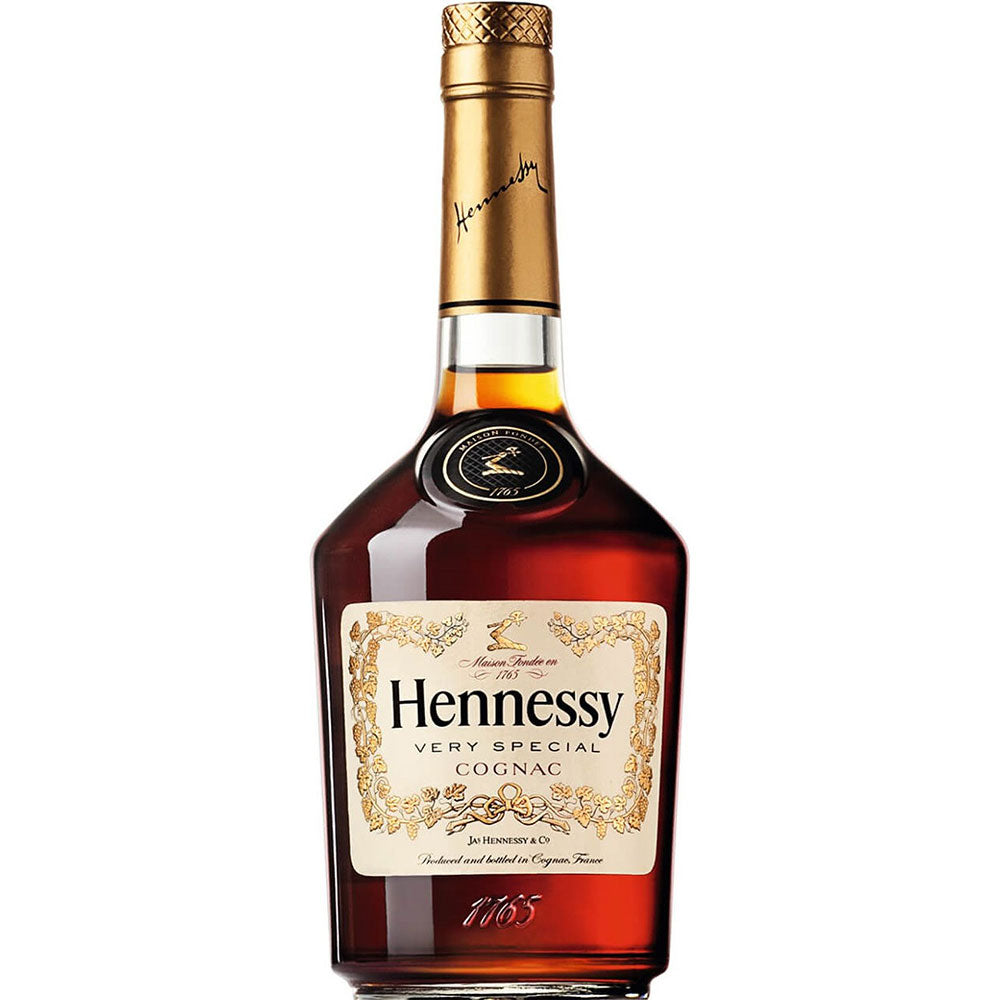Eine Flasche Hennessy VS 40% 0,7 Liter von Hennessy mit goldenem Verschluss und cremefarbenem Etikett ist auf einem weißen Hintergrund abgebildet.