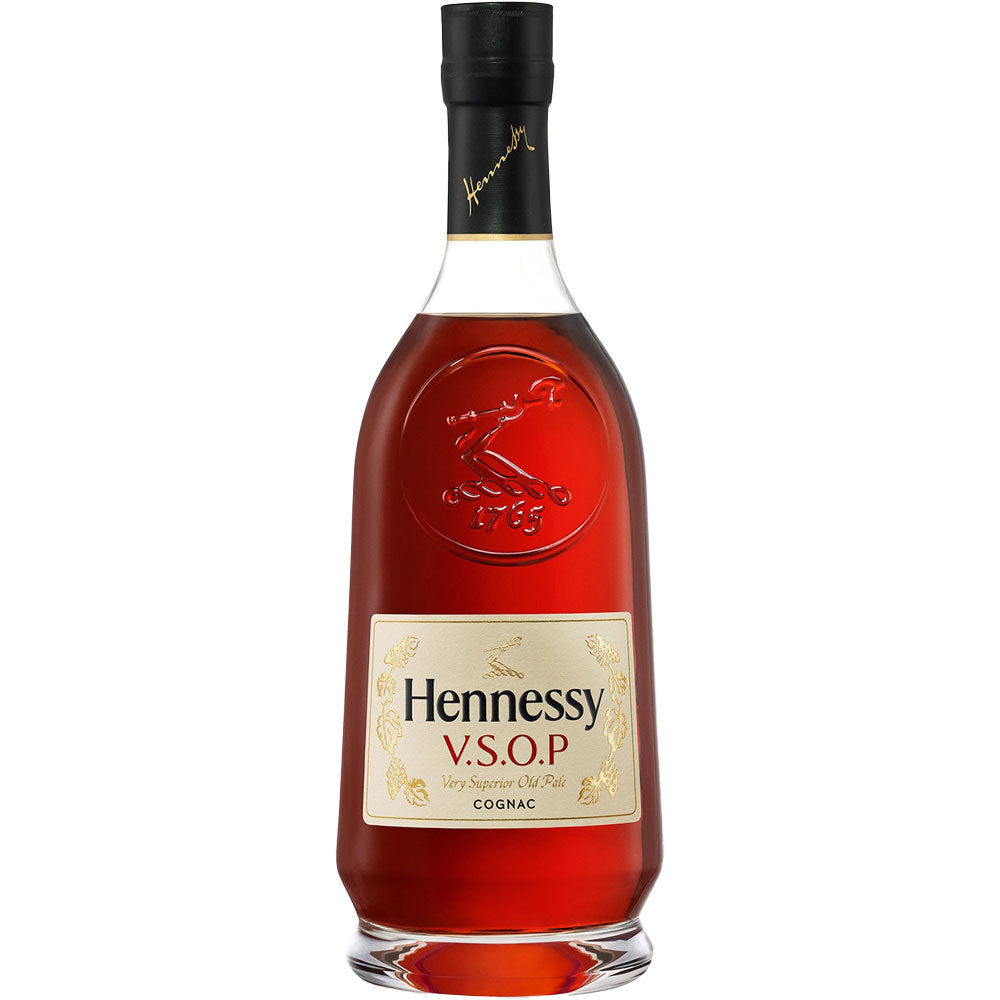 Eine 0,7-Liter-Flasche Hennessy VSOP 40% von Hennessy besticht durch ihr goldenes Etikett und ihren schwarzen Verschluss auf weißem Grund.