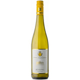 Eine Flasche „Herzog von Württemberg Schloss Monrepos Riesling VDP.Gutswein trocken 2025“, ein erlesener Weißwein von Herzog von Württemberg mit gelbem Verschluss und silbernem Etikett, der den raffinierten Charakter des Schloss Monrepos Rieslings verkörpert.