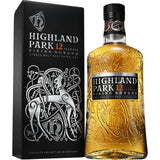 Highland Park 12 Jahre Single Malt Scotch Whisky 40% 0,7L hat ein verziertes Wikingermotiv auf der Flasche und wird in einer passenden schwarzen Box geliefert, die den Geist der Orkney-Inseln einfängt.